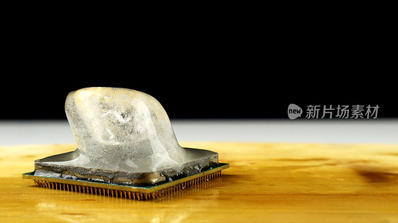CPU (Central Processing Unit)上的冰融化。实验将CPU上的高温传导切换到低温，这样冰会很快融化